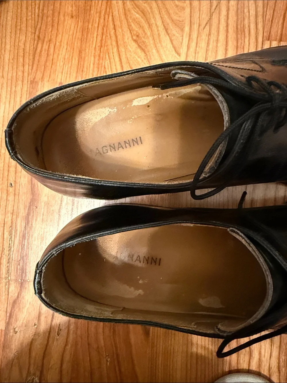 Magnanni sleek black